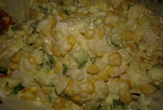 Солим по вкусу, приправляем майонезом