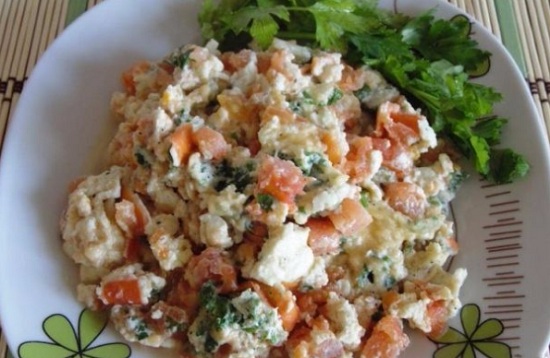 Омлет можно готовить не только с помидорами