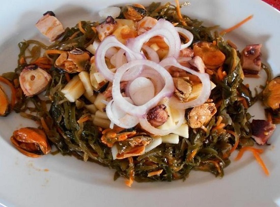 Головку красного лука очищаем и шинкуем