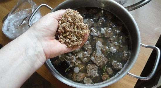 вводим в эту смесь квасное сусло