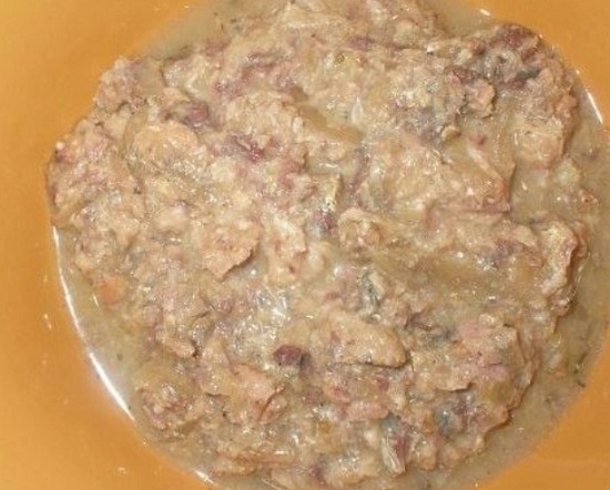 уберем косточки и хорошенько разомнем их вилкой