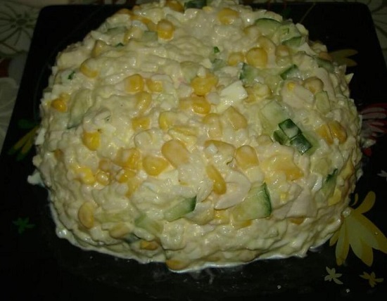 Переворачиваем чашу и выкладываем салат