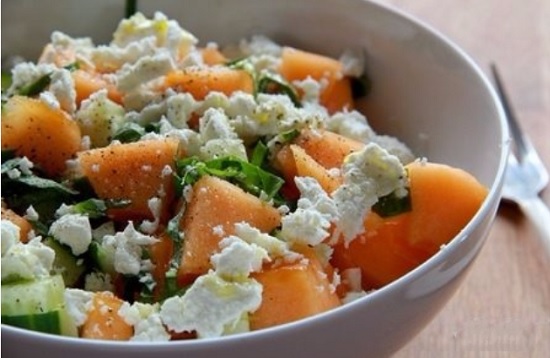салат из дыни с сыром Фета