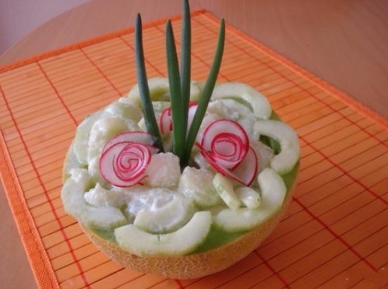 Салат с дыней: рецепты с сыром, курицей, креветками, арбузом