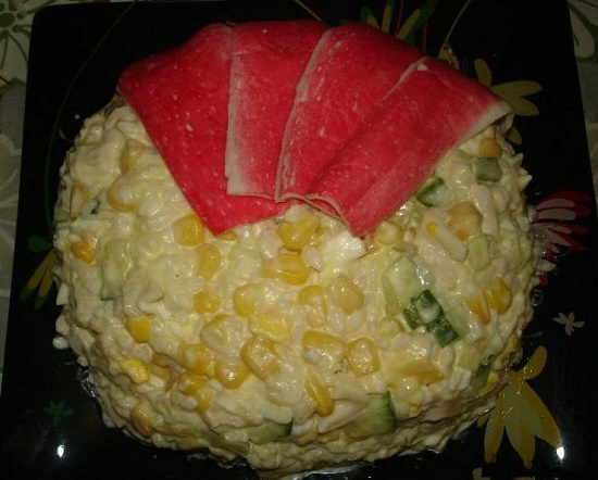 Оставленные оболочки крабовых палочек выкладываем