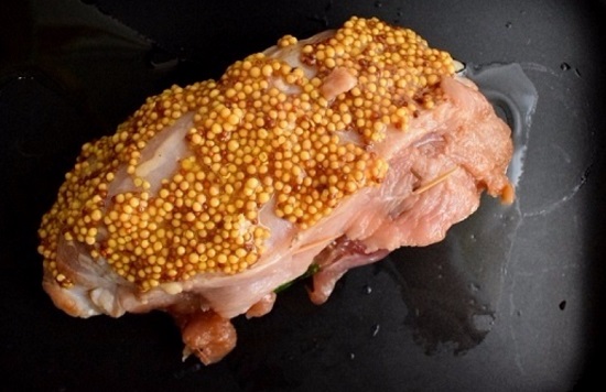 Сверху распределим горчицу