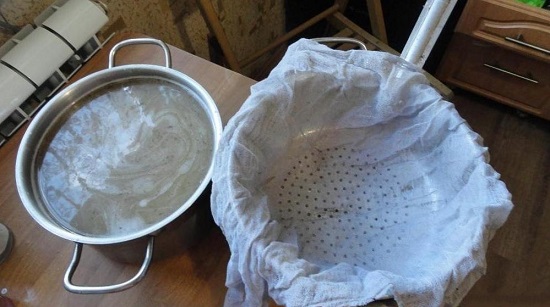 Используя марлевый отрез, процеживаем квас