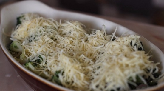 соцветия брокколи с сырным соусом