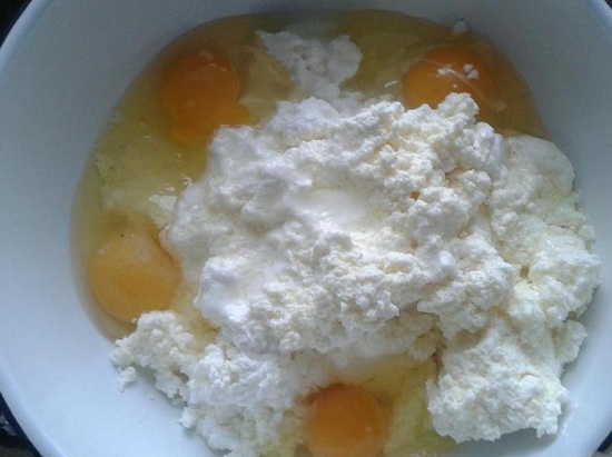 в творожную массу куриные яйца