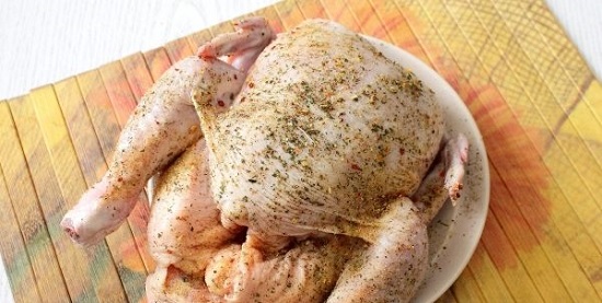 Полученной смесью натираем куриную тушку