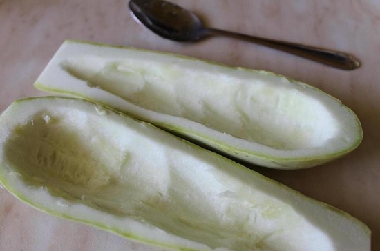 Ложкой вычищаем мякоть с семенами