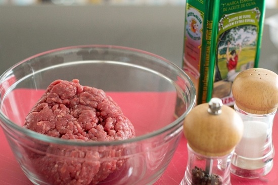 Введем соль, перчик молотый, размешаем