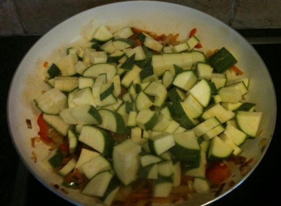 в сковороду отправляем цукини