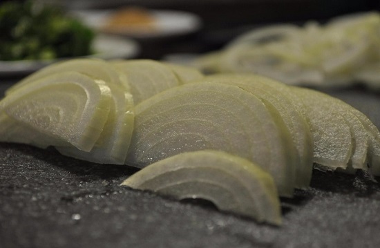 Головку лука шинкуем