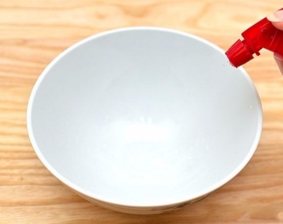 Емкость, в которой будем жарить омлет, смазываем