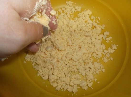 берем яичные желтки и измельчаем их руками