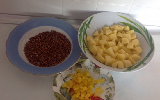 Перцы болгарские очистим от семян, промоем и нарежем