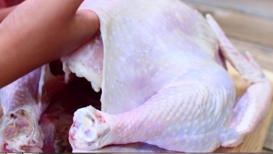 Аккуратненько отделим кожу в области отверстия