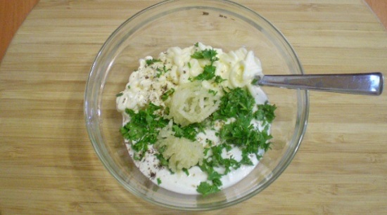 Добавляем орегано, соль, рубленую зелень