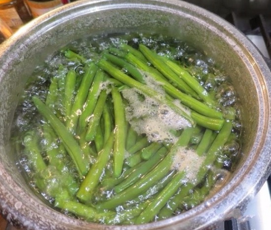 Выложим фасоль и проварим на протяжении десяти минут