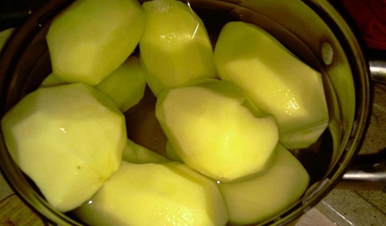 очищаем картофельные клубни и тщательно промываем их