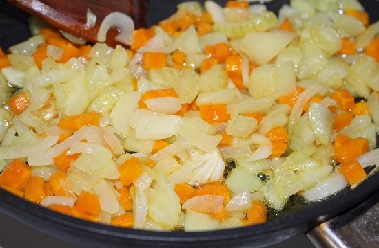 Выкладываем овощи и пассеруем до размягчения