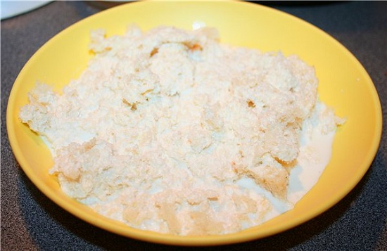 Хлебные ломтики измельчаем кусками