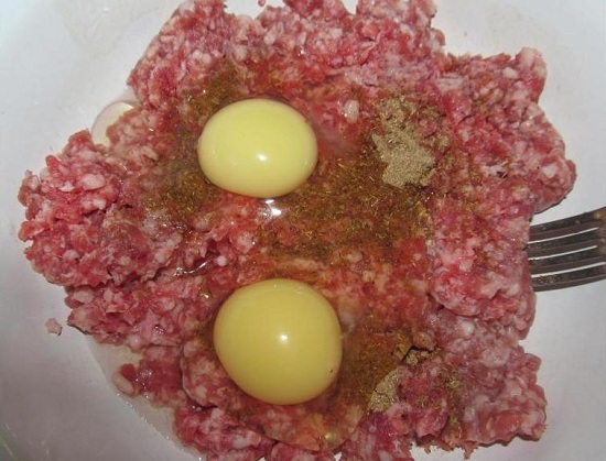 Вводим сырые куриные яйца