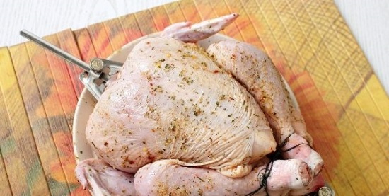 Укладываем курицу вверх спинкой