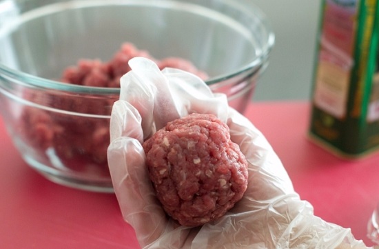 отщипываем от фарша небольшие кусочки