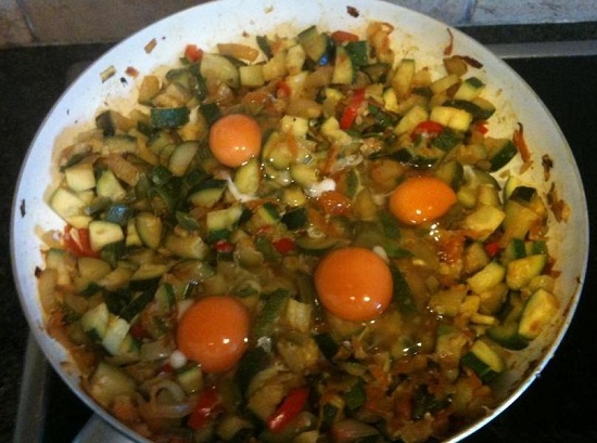 добавляем куриные яйца