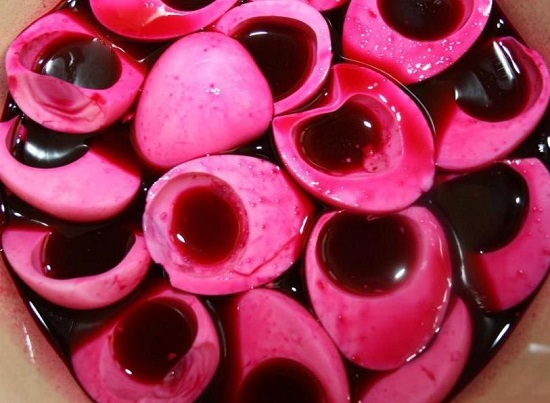 Заливаем их свежеотжатым свекольным соком