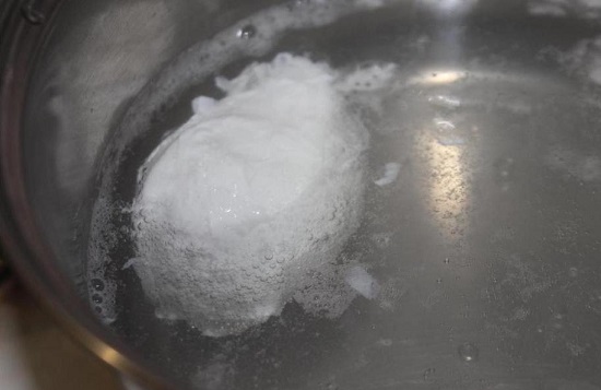 аккуратно перекладываем куриное яйцо