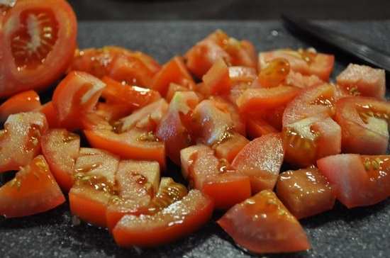 Измельчаем помидоры