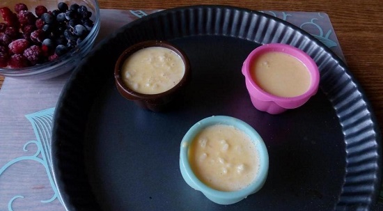 Приготовленной массой наполняем силиконовые формочки