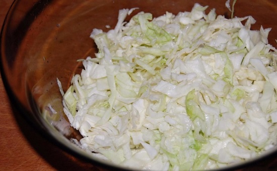 слегка приминая капусту