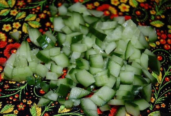 Измельчаем огурцы кубиками