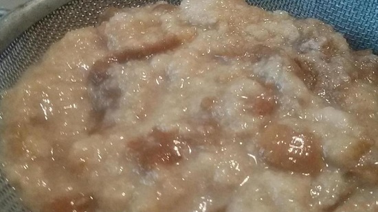 Приготовленное сусло процеживаем и перетираем