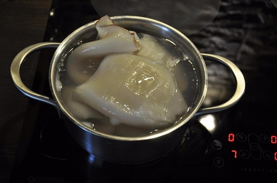 В кипящую воду опускаем подготовленные тушки кальмаров