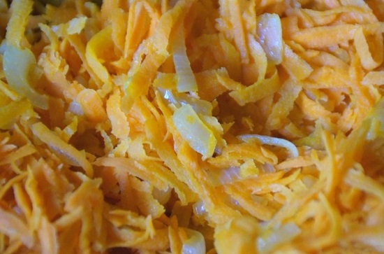 Пассеруем до золотистости нашинкованные овощи