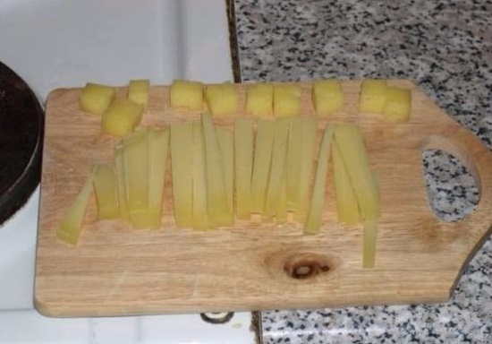 Сыр полутвердого сорта нарежем кубиками