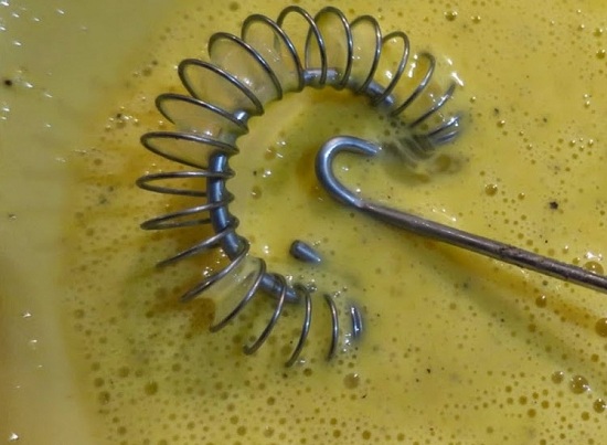 Яйца взобьем хорошенько, введем перчик молотый