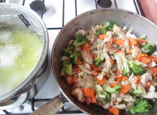 Перемешиваем и обжариваем