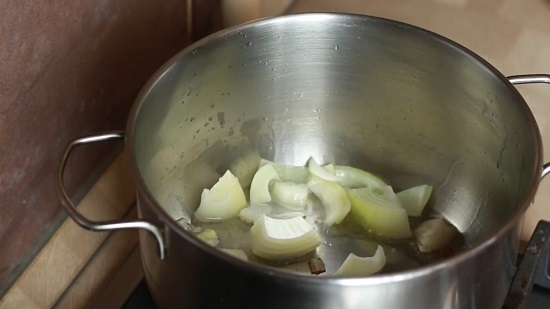 произвольно нашинкуем лук