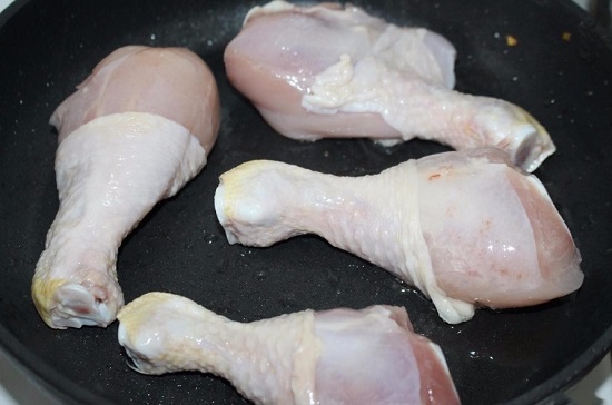 обжариваем охлажденные куриные голени