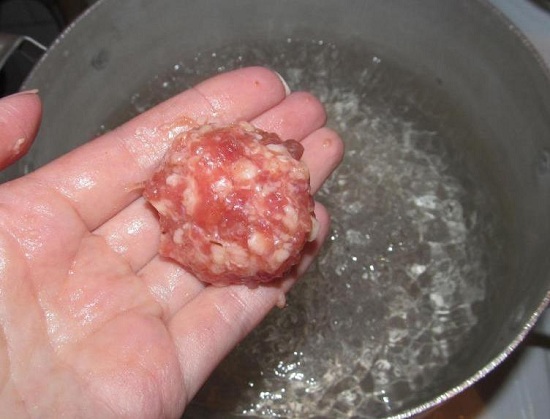 Сразу же отправляем фрикадельки в кипящую воду