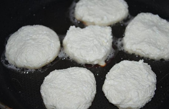 ложкой выкладываем сырники