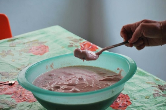 добавляем вишневые ягоды и еще раз взбиваем