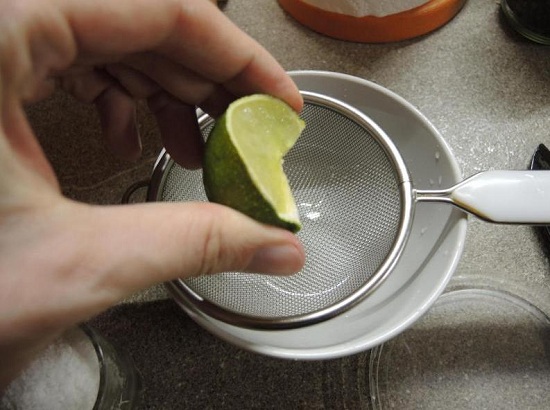 выдавливаем из лайма сок