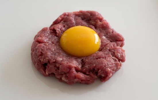 Сверху котлеток посередине выложим яичные желтки